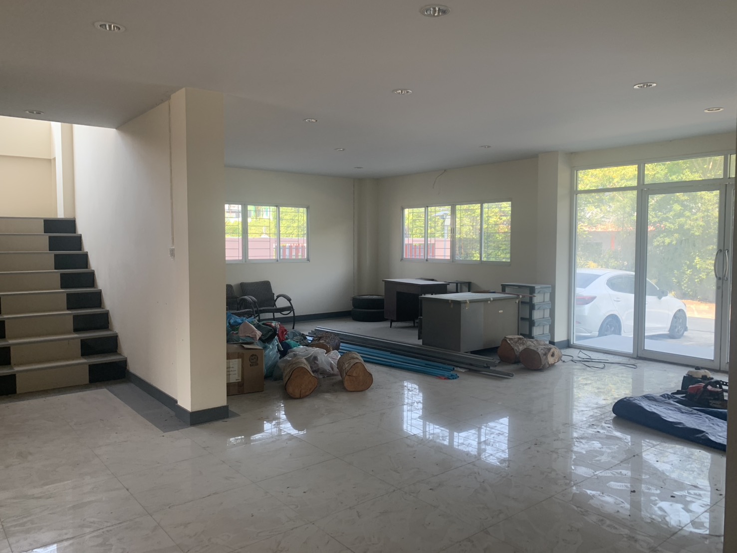 Warehouse for rent in Lam Luk Ka, Pathum Thani - Front office lobby with tiled flooring, windows and glass entrance doors.