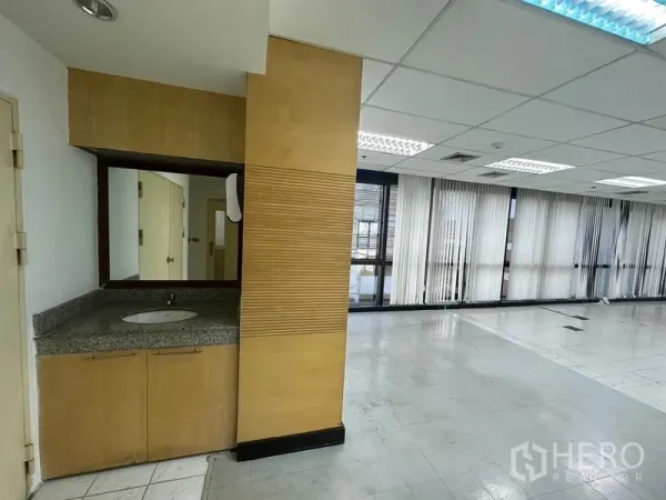 办公空间 出租在Khlong Toei, Bangkok - 内置洗手台与镜子，连接开放式办公室与落地百叶