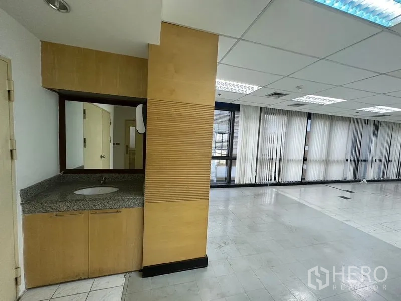 办公空间 出租在Khlong Toei, Bangkok - 内置洗手台与镜子，连接开放式办公室与落地百叶