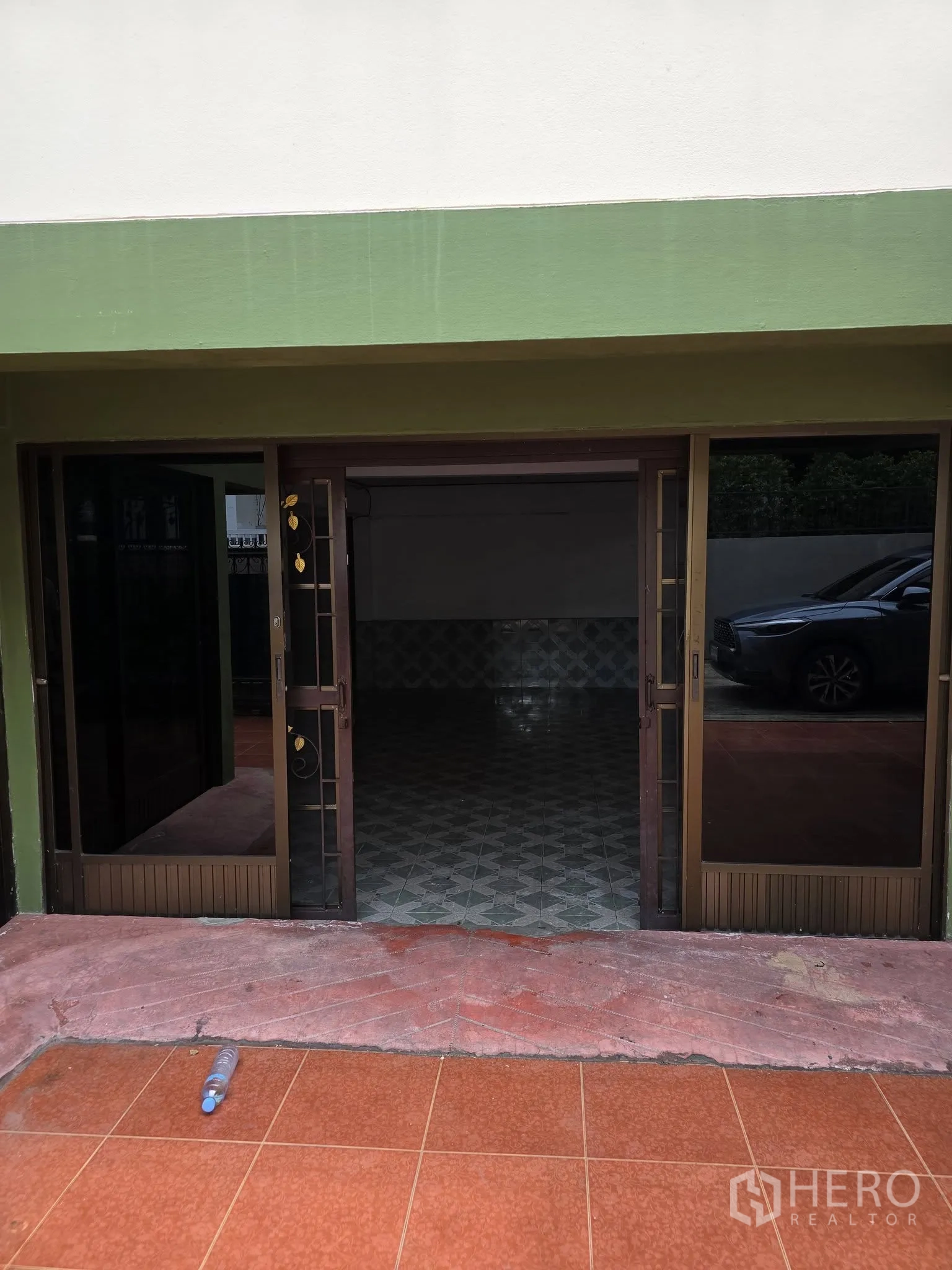 带办公室的家 出租在Wang Thonglang, Bangkok - 前庭院，铺砖车道、铁艺大门与二楼阳台