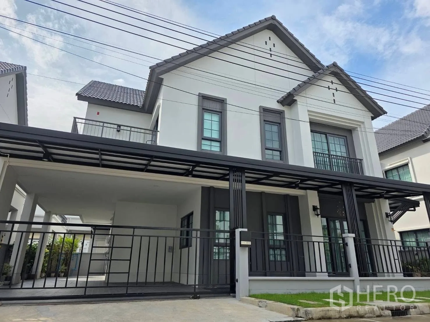 独栋房屋 for rent or sale in Bang Phli, Samut Prakan - 两层现代独栋住宅，带围栏与有顶车棚。