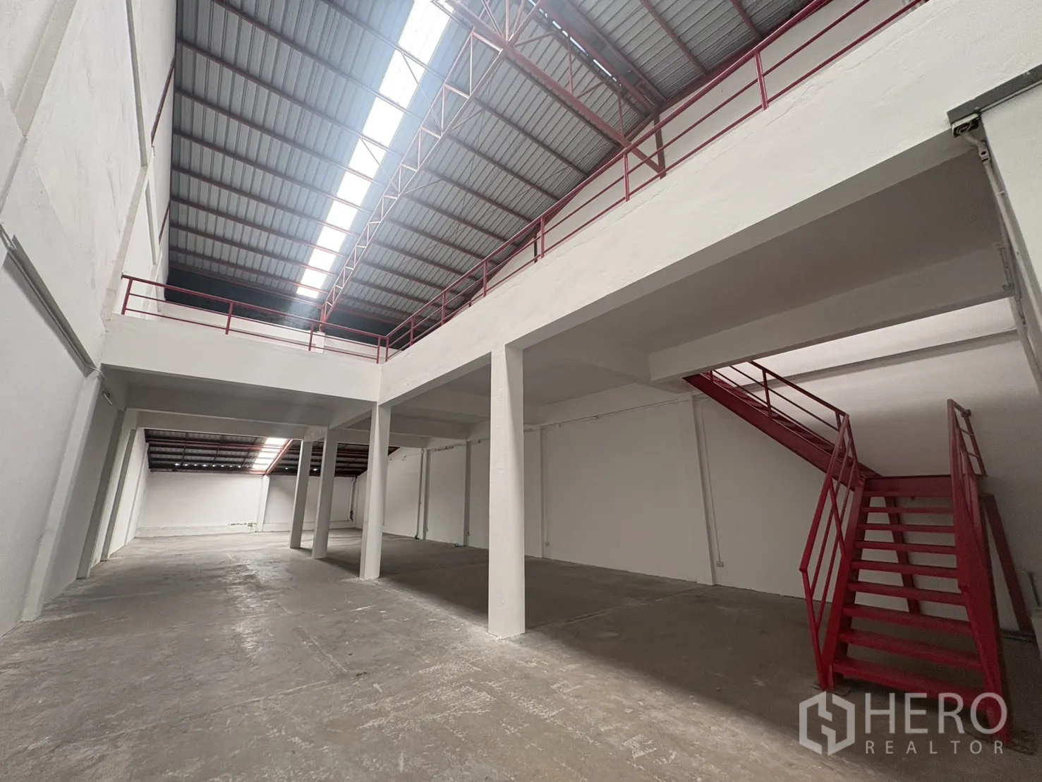 Factory for rent in Phra Samut Chedi, Samut Prakan - Production hall with red steel staircase leading to a spacious mezzanine level.