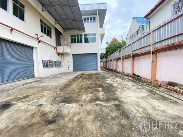 Factory for rent in Khlong Toei, Bangkok - Long service driveway along the building leading to roller shutter bays.
