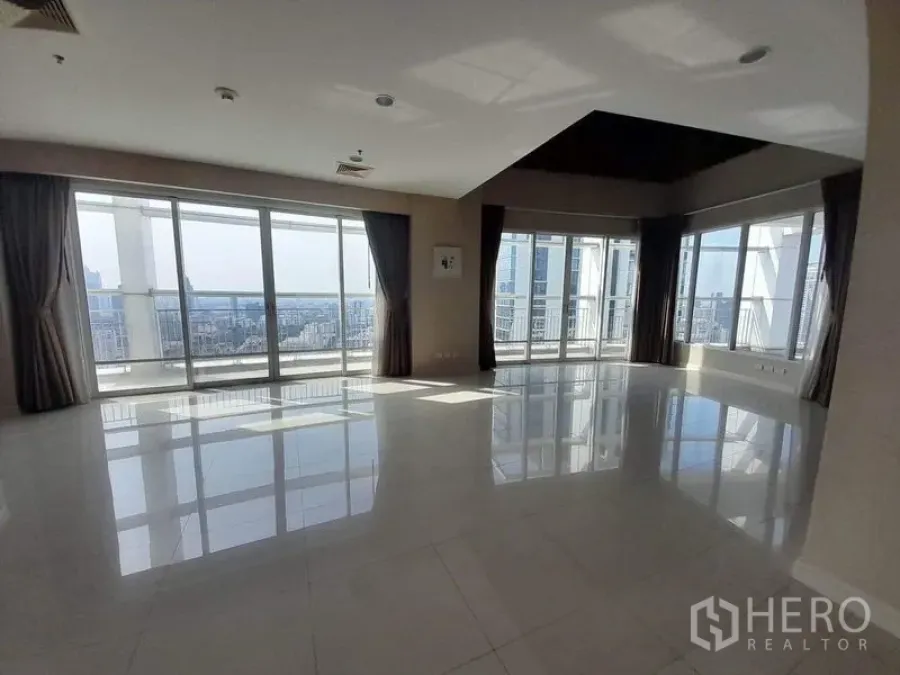 公寓 出租或出售在Pathum Wan, Bangkok - 转角客厅配落地窗，视野开阔可赏天际线。