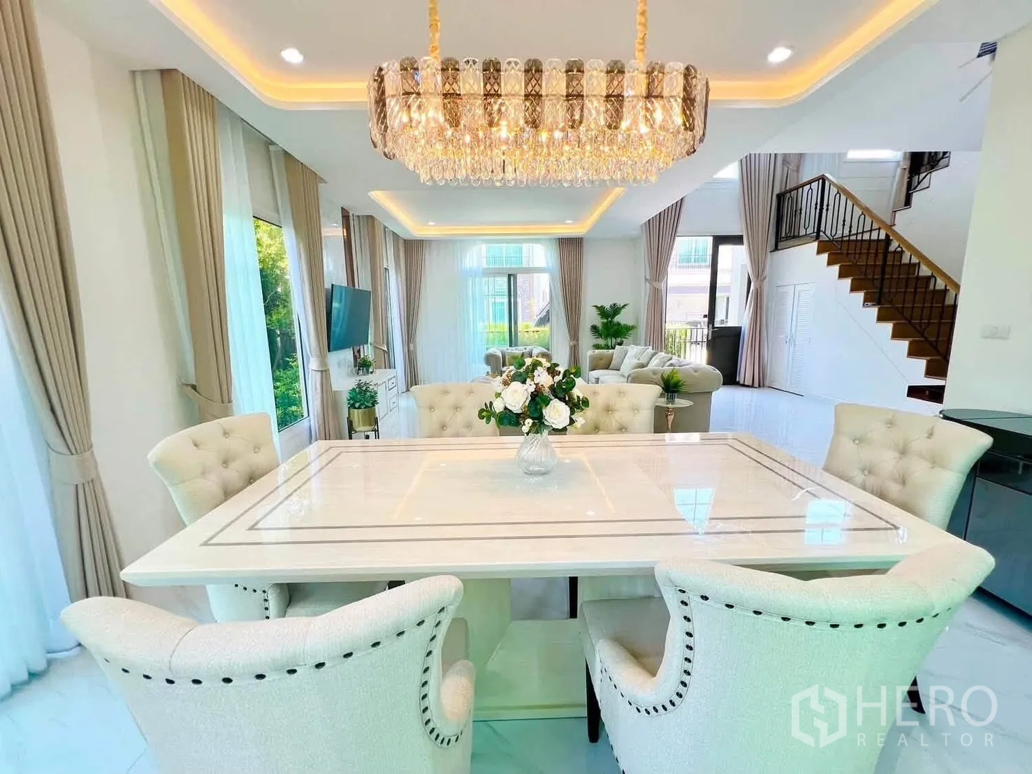 บ้านเดี่ยว for rent in Bang Phli, Samut Prakan - พื้นที่รับประทานอาหาร โต๊ะหินอ่อน เก้าอี้บุนวม 6 ที่นั่ง และโคมไฟคริสตัล