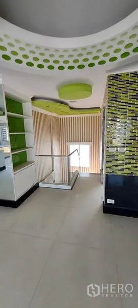 带办公室的家 出售在Wang Thonglang, Bangkok - 过道与楼梯间，绿色点缀与收纳层架