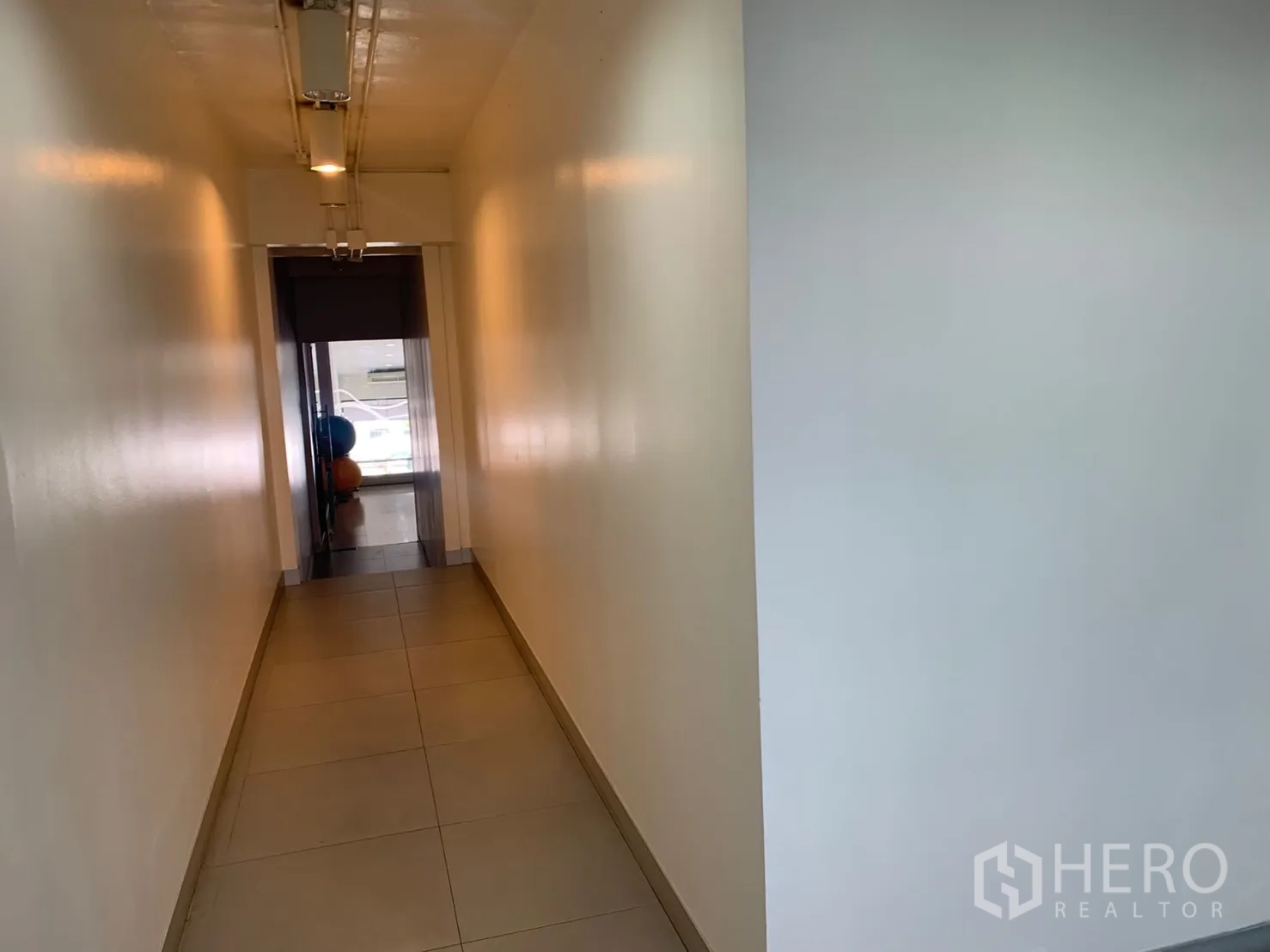 店屋 出租在Watthana, Bangkok - 长廊，瓷砖地面与顶灯，通向前方入口