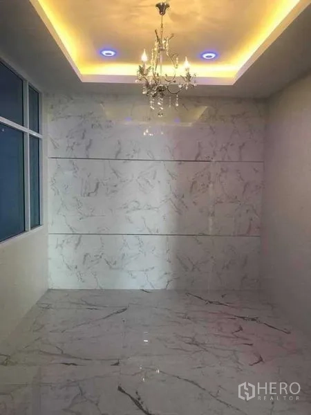 货栈 出租在Bang Pakong, Chachoengsao - 办公室或会议室，大理石纹墙面，吊灯与隐藏灯带。