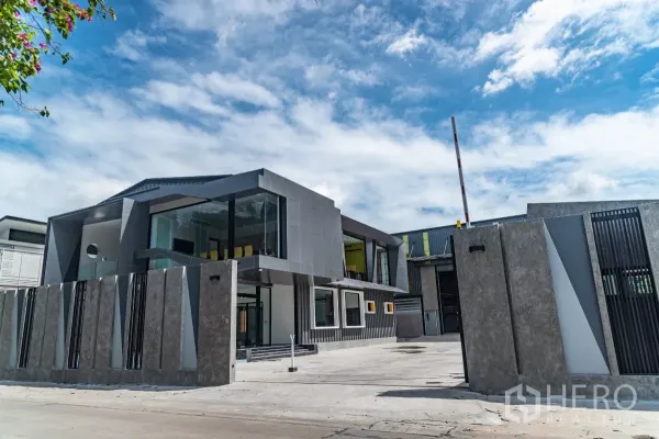 货栈 出售在Bang Khen, Bangkok - 两层玻璃办公室与仓库综合体，外有安全围墙。