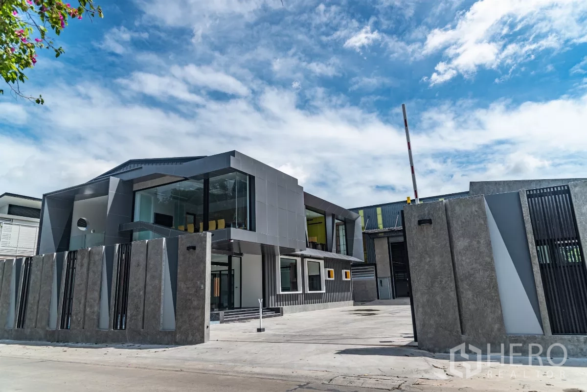 货栈 出售在Bang Khen, Bangkok - 两层玻璃办公室与仓库综合体，外有安全围墙。