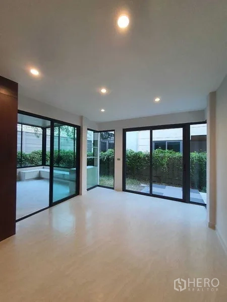 บ้าน ขายในPrawet, Bangkok - พื้นที่นั่งเล่นชั้นล่างประตูบานสูงเปิดสู่ลานและสวน