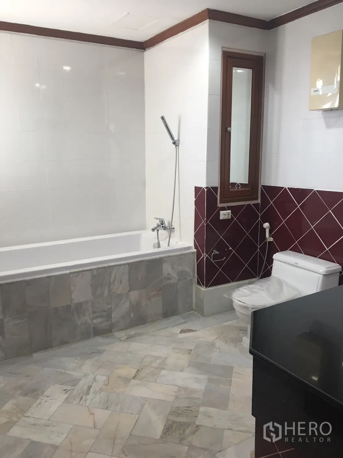 公寓 出租在Watthana, Bangkok - 宽敞浴室，设浴缸、手持花洒、坐便及大理石瓷砖。