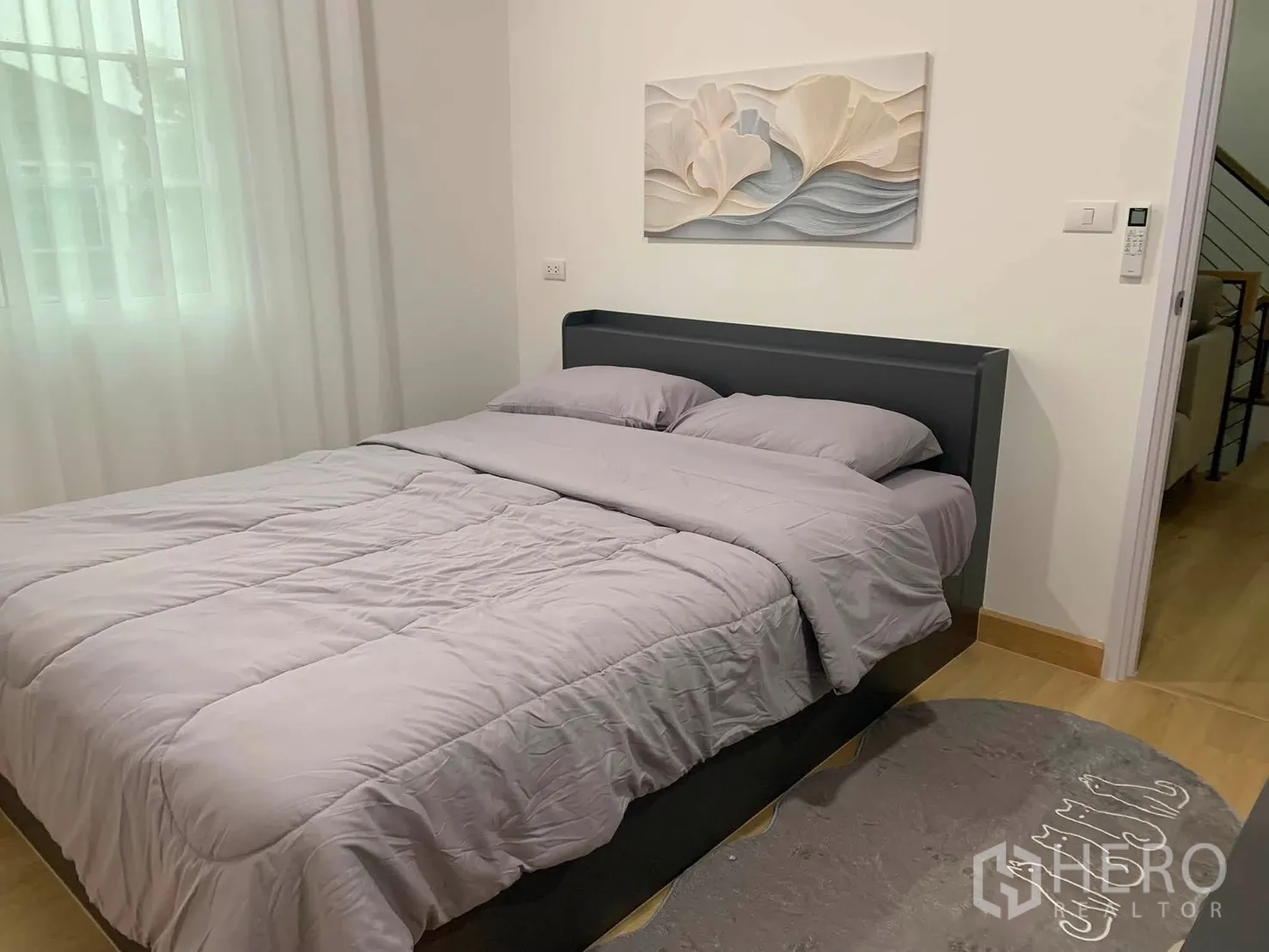 บ้านเดี่ยว for rent in Bang Phli, Samut Prakan - ห้องนอนเตียงคู่ ผนังประดับภาพและผ้าม่านโปร่งแสง.