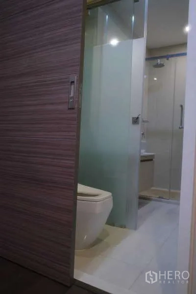 คอนโด ขายในRatchathewi, Bangkok - โถสุขภัณฑ์พร้อมประตูกระจกฝ้าเลื่อน เปิดสู่ห้องอาบน้ำ