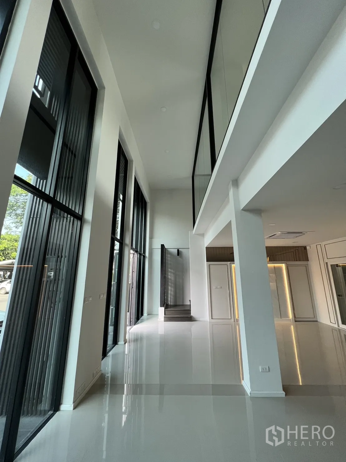 Home Office for rent in Bang Phli, Samut Prakan - Tall windows, columns and mezzanine corridor creating an airy workspace.