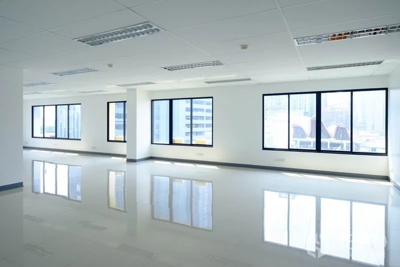 Office Space for rent in Chatuchak, Bangkok - Sunlit office space with glossy floors reflecting city‑view windows.