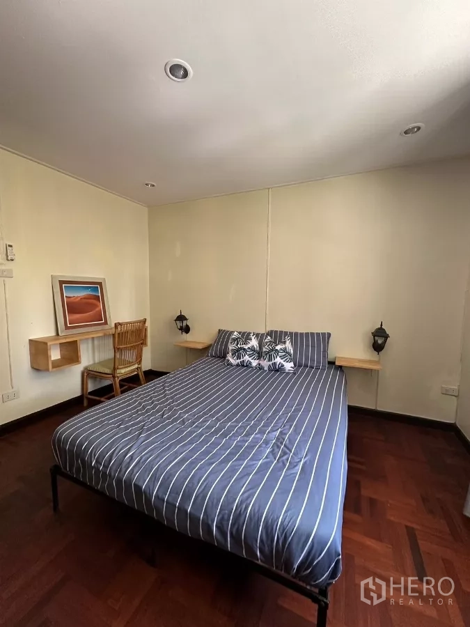 带办公室的家 出租在Suan Luang, Bangkok - 卧室，条纹床品与学习书桌。