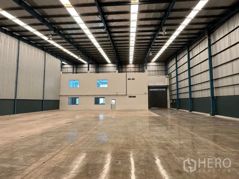 Factory for rent in Bang Phli, Samut Prakan - Clear open floor space facing the office mezzanine under a high insulated roof.