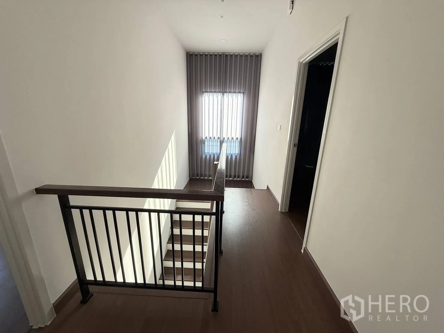 บ้านเดี่ยว for rent in Bang Phli, Samut Prakan - โถงบันไดมีราวเหล็กและแสงธรรมชาติจากหน้าต่างสูง.
