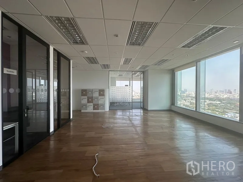 Office Space for rent in Ratchathewi, Bangkok - Corner workspace with full-height windows and Bangkok city views.