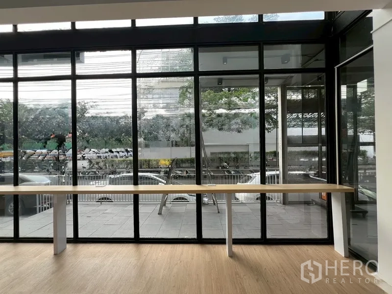Retail Space for rent in Watthana, Bangkok - Floor-to-ceiling windows facing the street with a long display counter.