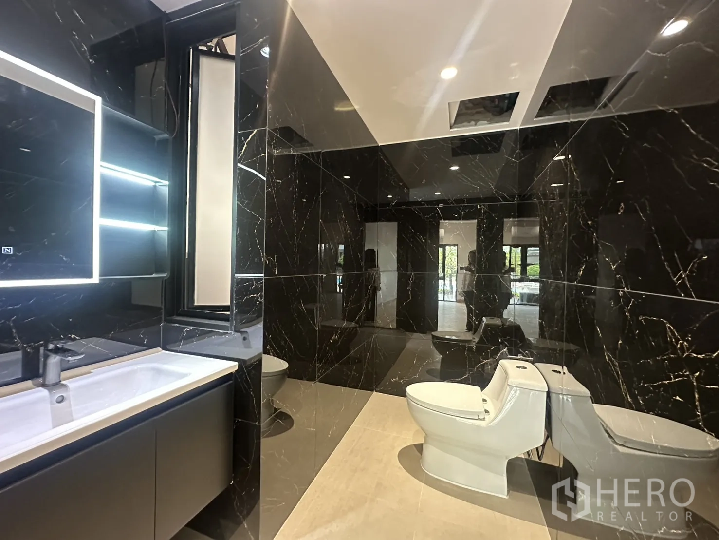 家庭办公室 for rent in Watthana, Bangkok - 浴室采用黑色大理石墙面、背光镜与现代洁具。