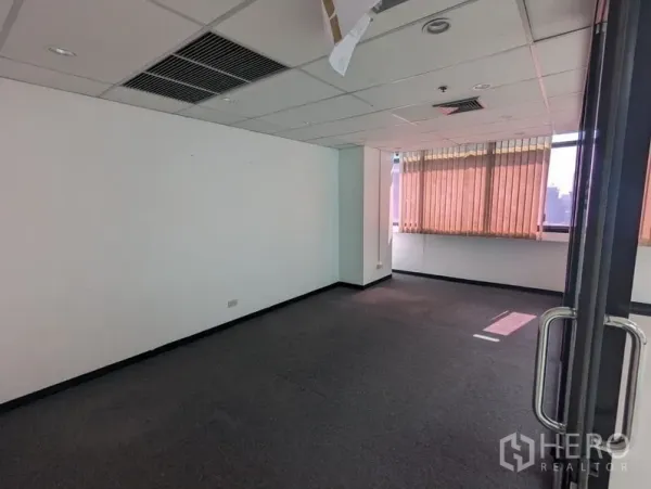 办公空间 出租或出售在Ratchathewi, Bangkok - 铺地毯的独立办公室，玻璃门、百叶窗与天花空调出风口。