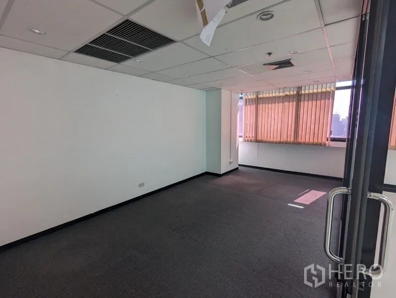 办公空间 出租或出售在Ratchathewi, Bangkok - 铺地毯的独立办公室，玻璃门、百叶窗与天花空调出风口。