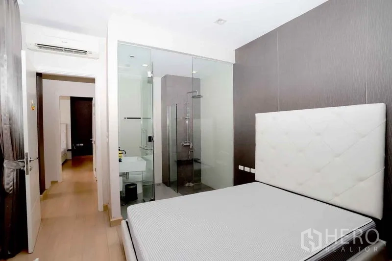 公寓 出租在Khlong San, Bangkok - 卧室连接玻璃隔断套卫与顶喷花洒