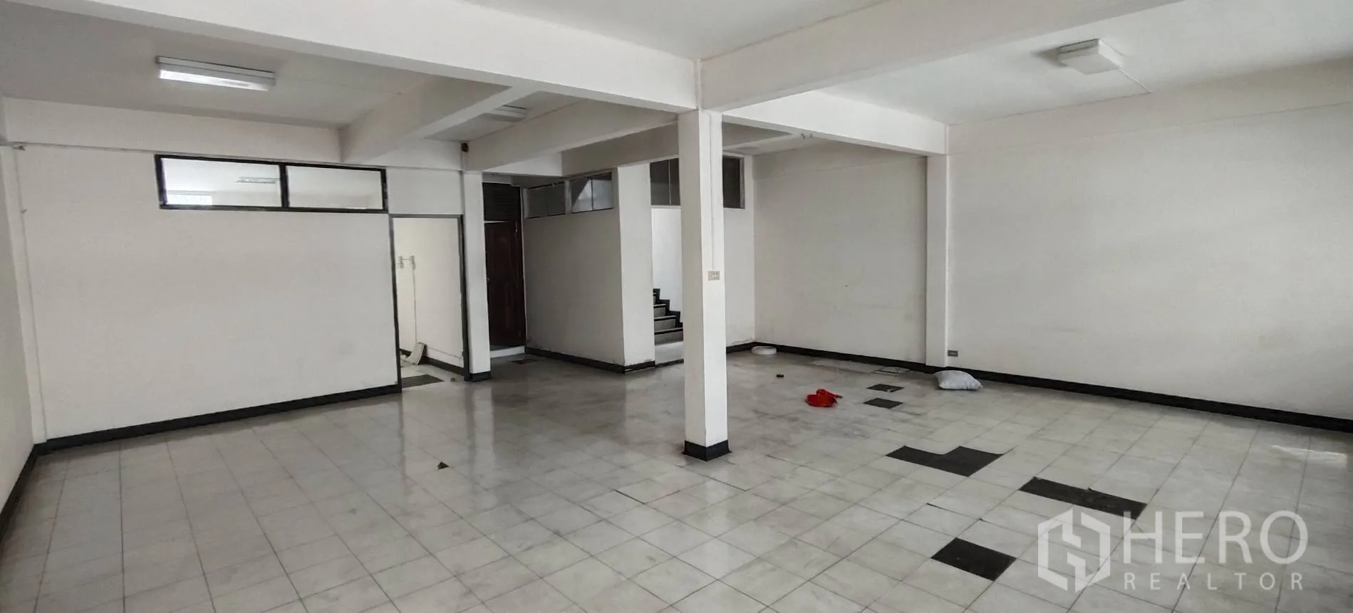 店屋 for rent in Watthana, Bangkok - 靠楼梯明亮房间，金属防盗门与窗