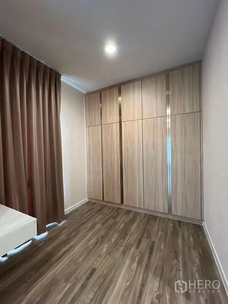 Detached House for rent in Bang Kapi, Bangkok - Compact bedroom or study with full-height built-in wardrobe and wood flooring.