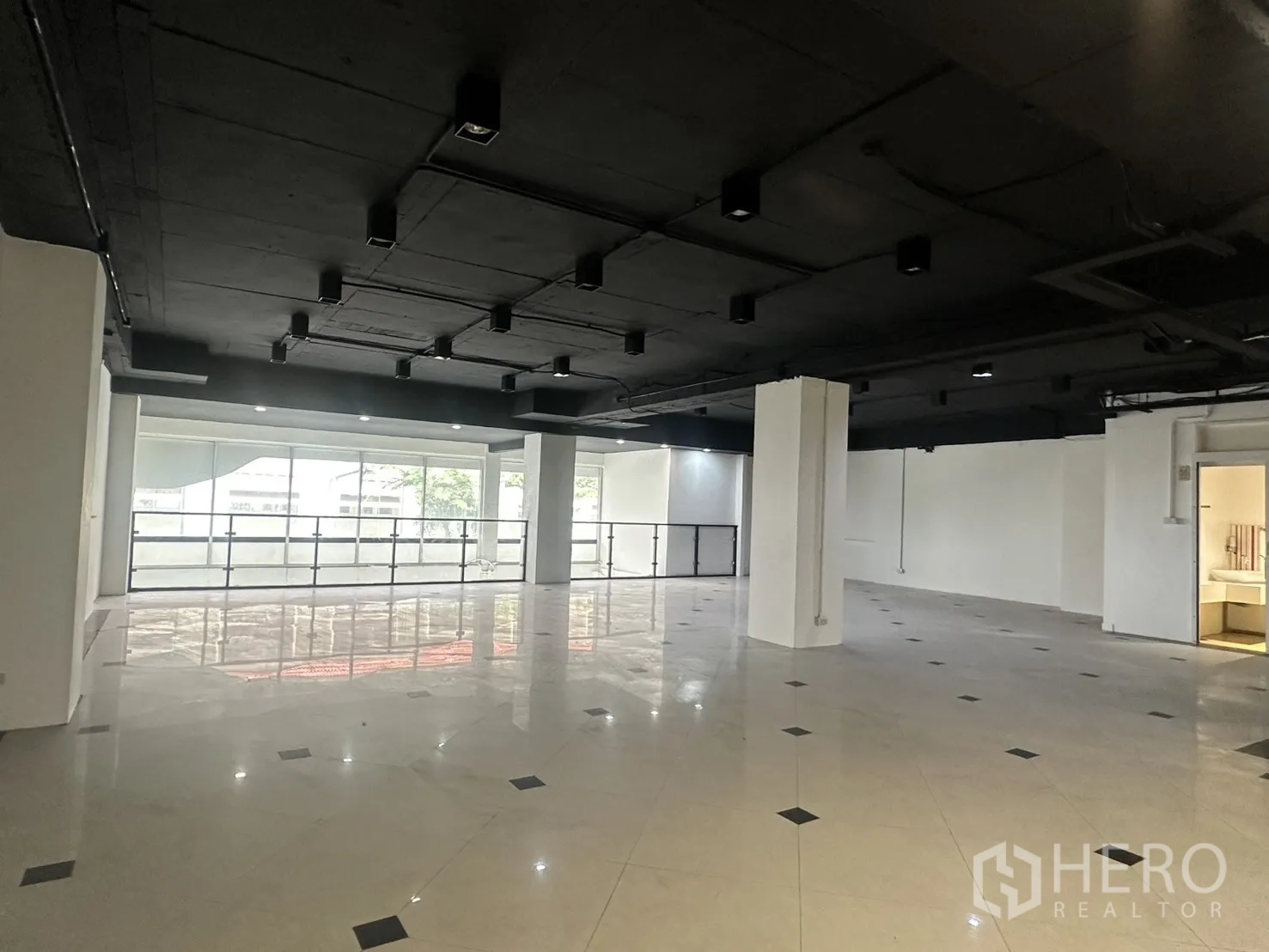 Retail Space for rent in Pathum Wan, Bangkok - Wide mezzanine space with multiple downlights and a door to the washroom.