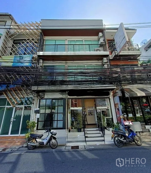 อาคารพาณิชย์ ขายในBang Rak, Bangkok - มุมมองด้านหน้าระดับถนนของอาคารพาณิชย์ 3 ชั้นสมัยใหม่