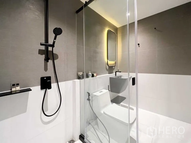 คอนโด ให้เช่าหรือขาย - ห้องอาบน้ำสมัยใหม่ ฝักบัวเรนชาวเวอร์สีดำ กระจกมีไฟ และฉากกั้นกระจก