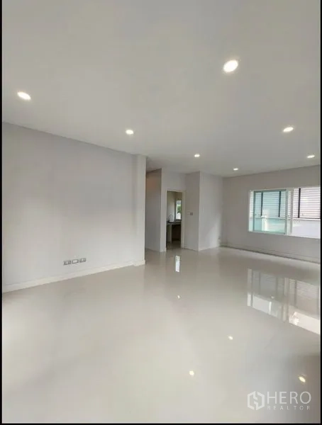 Detached House for sale in Bang Yai, Nonthaburi - Large ground-floor living area with glossy tiled floors and wide windows