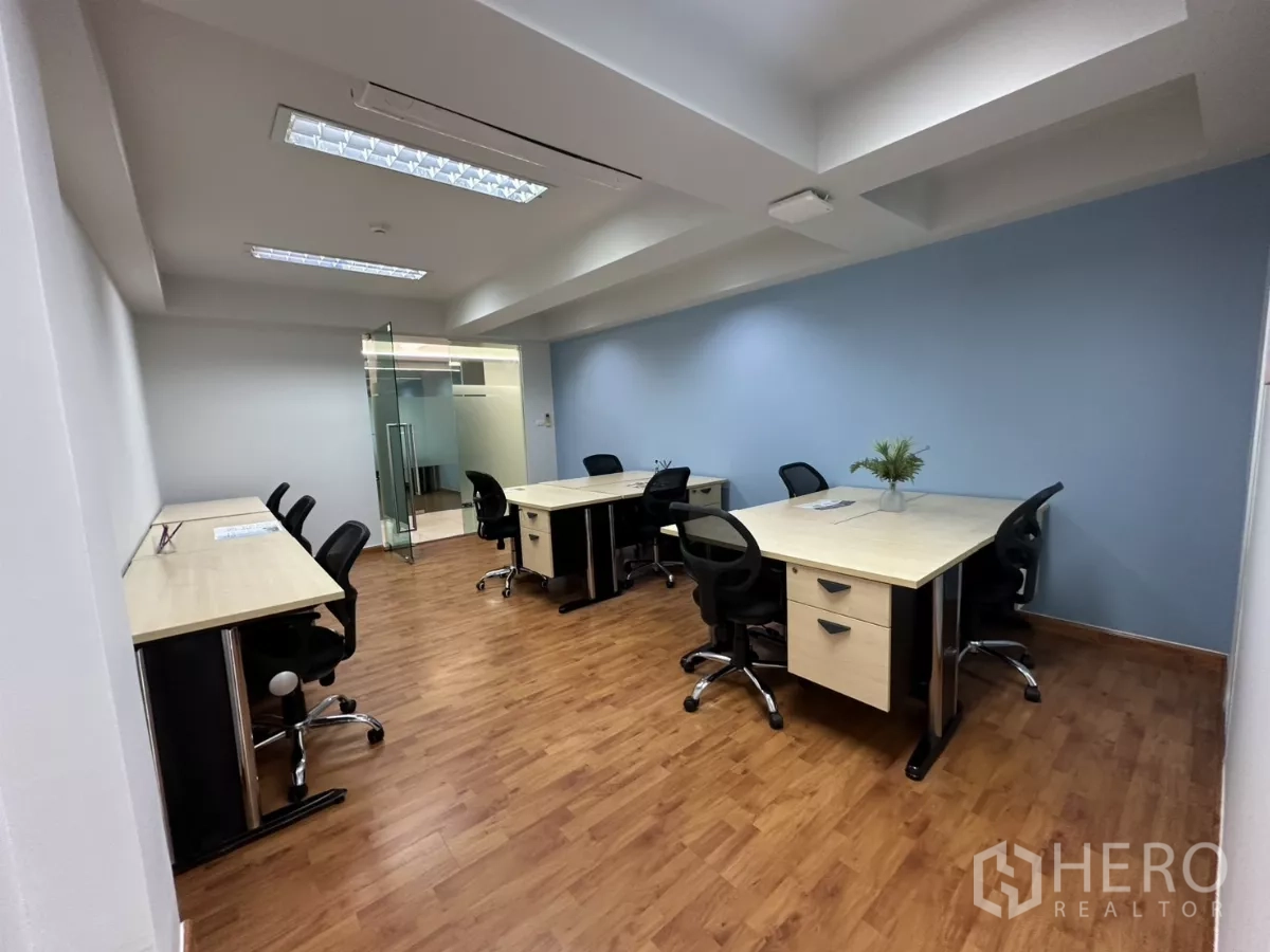 สำนักงาน ให้เช่าในWatthana, Bangkok - โซนทำงานร่วมกันพร้อมโต๊ะยาว เก้าอี้ล้อเลื่อน และประตูกระจกห้องประชุม