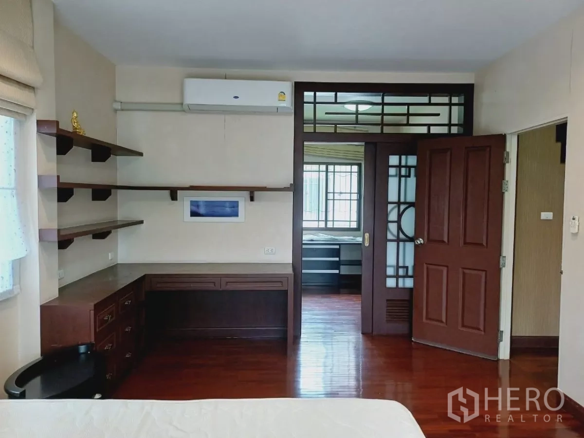 独立式住宅 出租或出售在Mueang Nonthaburi, Nonthaburi - 可作书房的房间，悬空层板、书桌与装饰滑门。