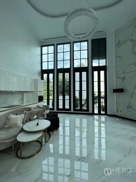 带办公室的家 出租或出售在Watthana, Bangkok - 优雅客厅，水晶吊灯，高窗，可通往露台泳池。
