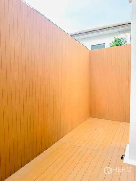Townhouse for rent in Suan Luang, Bangkok - Private outdoor deck enclosed by tall wooden privacy screens.