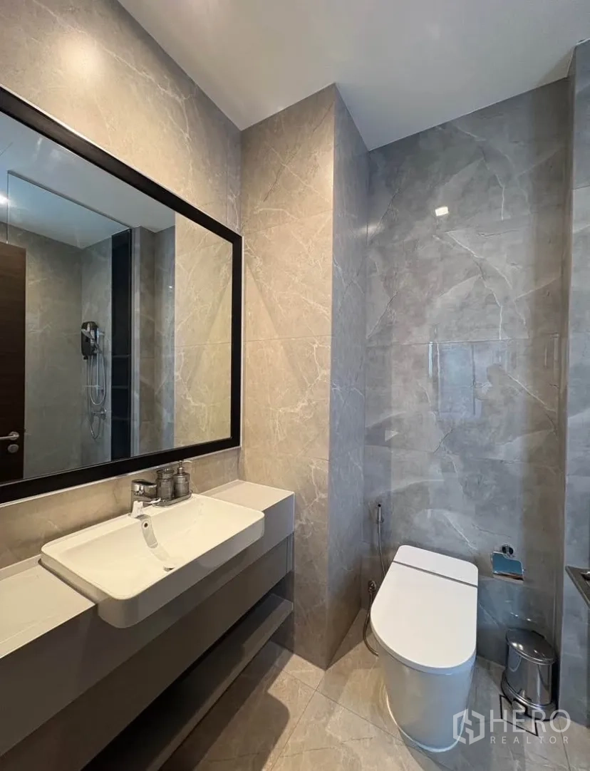 บ้านเดี่ยว for rent in Suan Luang, Bangkok - ห้องน้ำพร้อมอ่างล้างหน้า กระจกบานใหญ่ และโถสุขภัณฑ์ โทนเทาโมเดิร์น