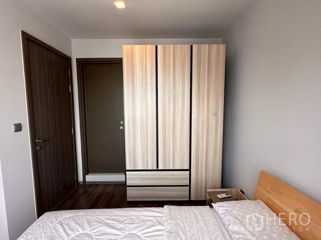 公寓 出租在Chatuchak, Bangkok - 卧室角度展示衣柜与入户门。
