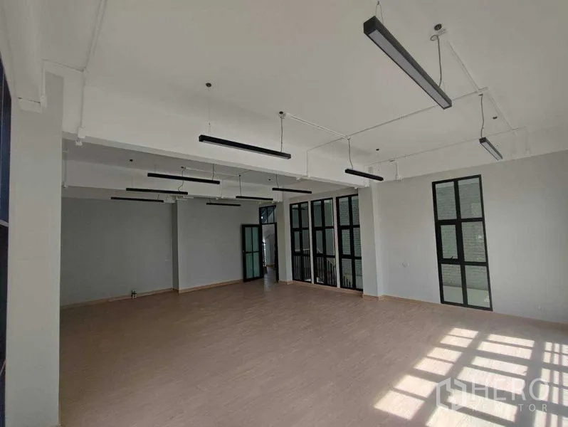 带办公室的家 出租在Bang Kapi, Bangkok - 宽敞工作室式楼层，多扇大窗与外露设备。