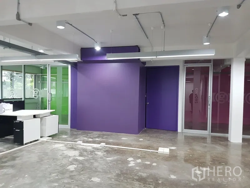 Home Office for sale in Khlong Toei, Bangkok - White corner office with wall-mounted AC and conduits.