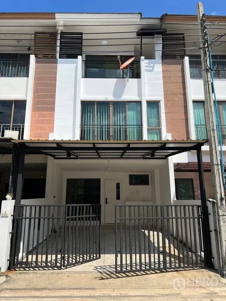 Townhouse for rent in Phra Khanong, Bangkok - Three-storey townhouse exterior with gated carport and balconies in Phra Khanong.