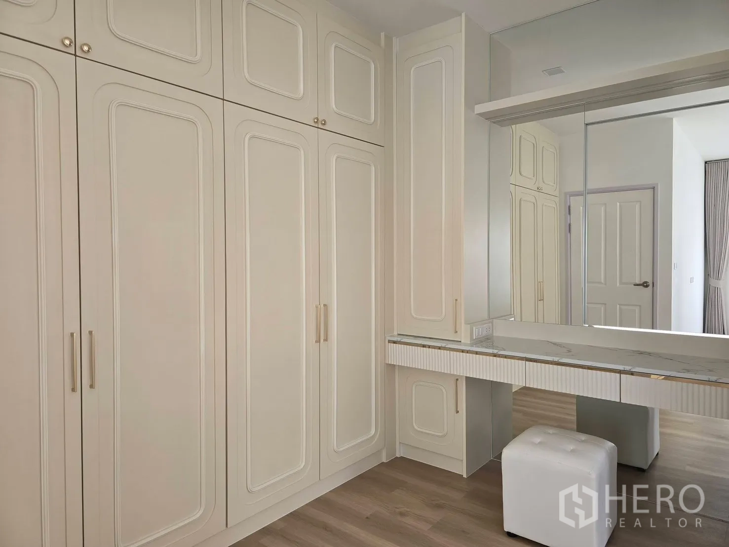 Semi-detached House for rent in Mueang Samut Prakan, Samut Prakan - Built-in wardrobe wall with long marble-top dressing table and mirror.
