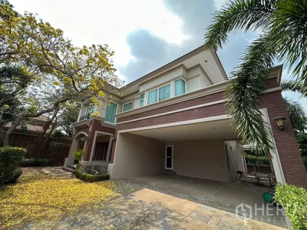 独立式住宅 出租或出售在Pak Kret, Nonthaburi - 带顶双车位车棚与大窗户，成熟树荫下的暖武里住宅。
