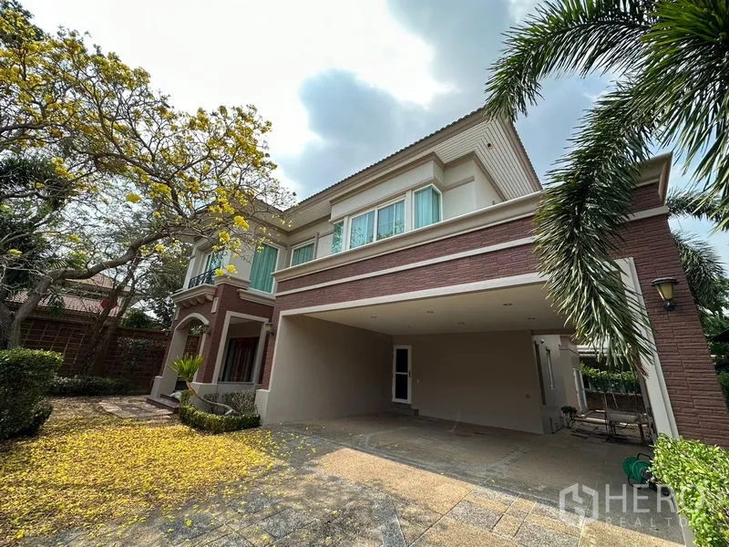 独立式住宅 出租或出售在Pak Kret, Nonthaburi - 带顶双车位车棚与大窗户，成熟树荫下的暖武里住宅。