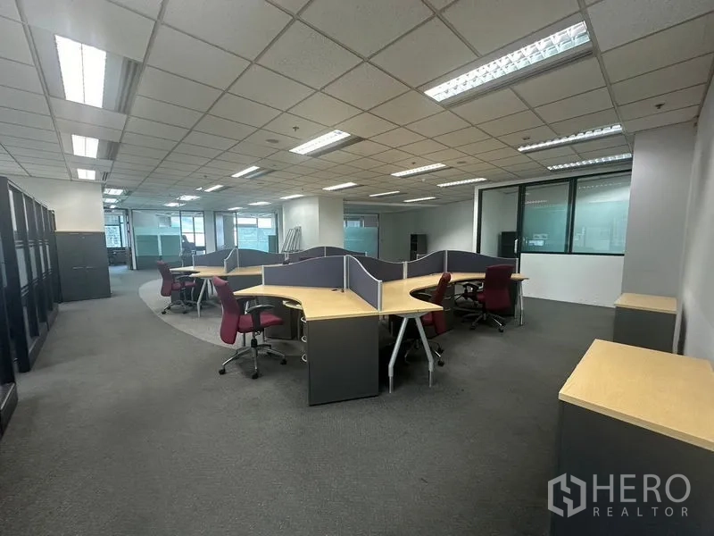 办公空间 出租在Khlong Toei, Bangkok - 开放式工位区，模块化隔断与办公椅，灯光充足。