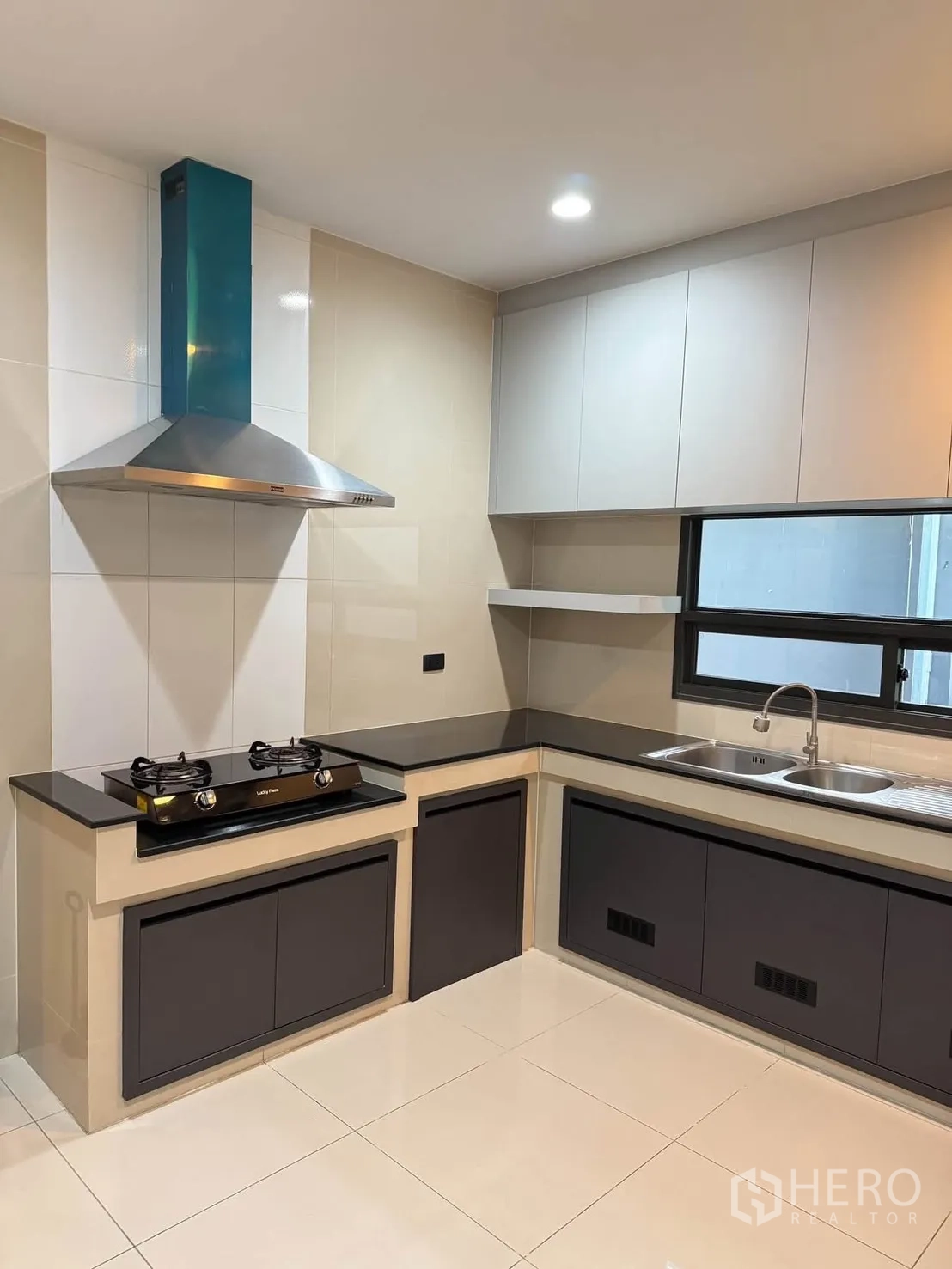 Detached House for rent in Bang Kapi, Bangkok - Separate kitchen with L-shaped counters, gas hob, hood, and double sink.