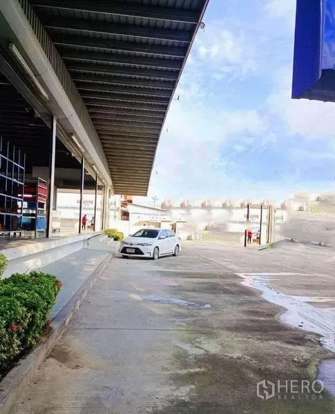 คลังสินค้า ให้เช่าในBang Phli, Samut Prakan - ชานโหลดสินค้ามีหลังคาพร้อมทางลาดและลานคอนกรีตกว้างข้างตัวโกดัง
